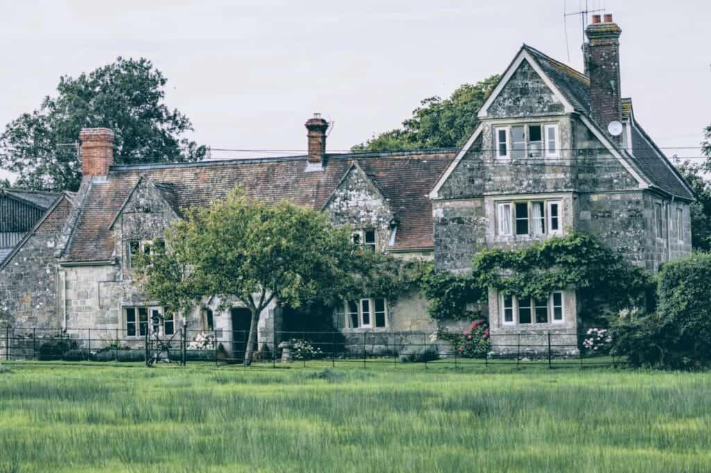 Comment retracer l'histoire de votre maison en Moselle : les sources à consulter 1 Ancienne bâtisse en Moselle — patrimoine immobilier et succession
