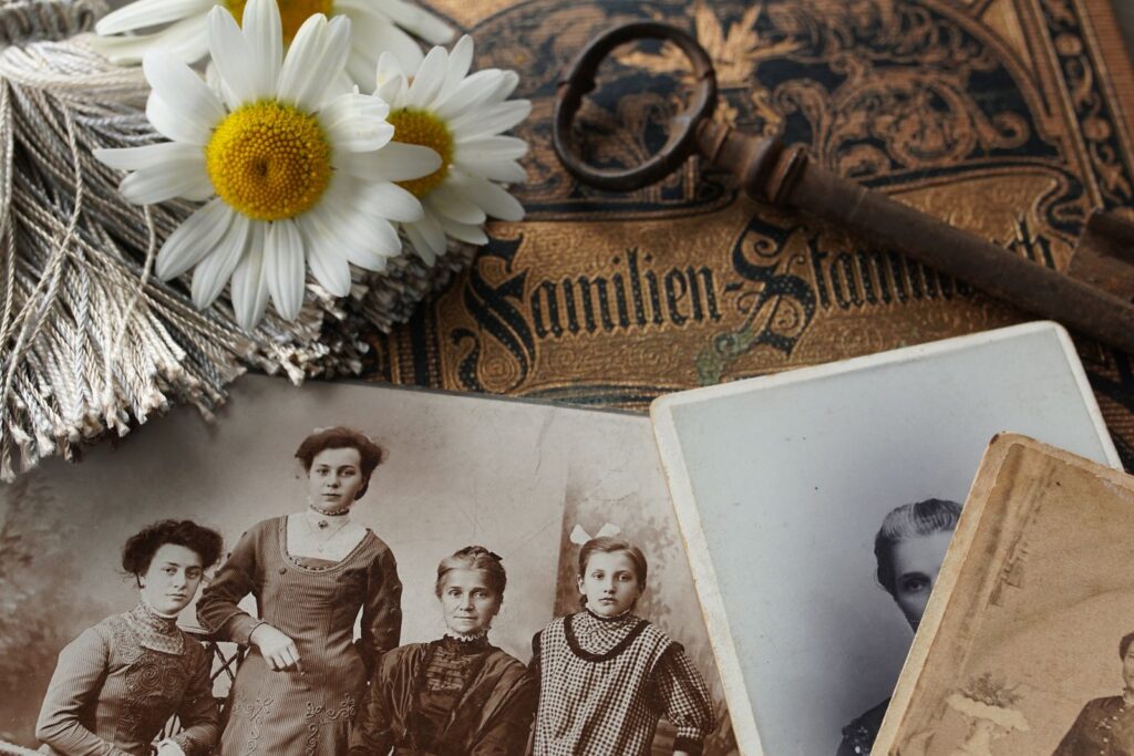 Études de cas généalogie Moselle — Histoires de familles retrouvées 2 Études de cas généalogie Moselle – livre de généalogie familial ancien avec clé et marguerites