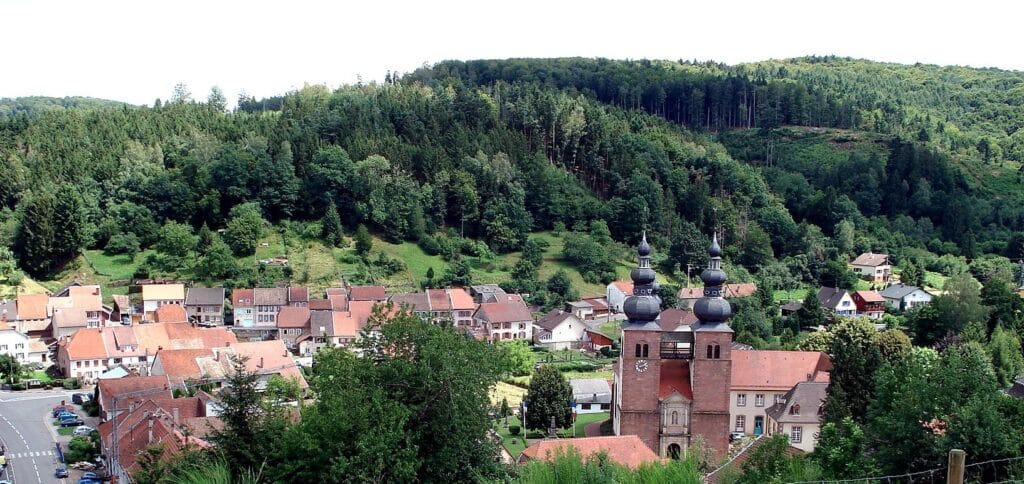Généalogiste à Saint-Quirin : familles de verriers 2 Vue générale de Saint-Quirin (57) avec son église aux clochers à bulbe, en Moselle