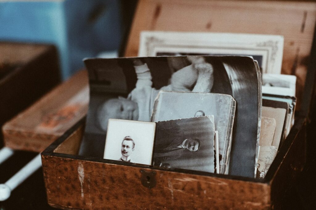 5 Clues in Your Family Papers That Point to a Lorraine Ancestor 1 Vieilles photos de famille rangées dans un coffret en bois