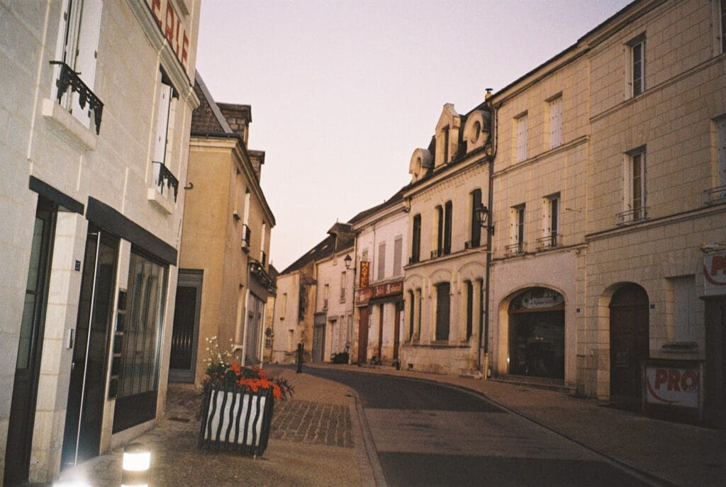 Rue ancienne bordée de maisons en pierre